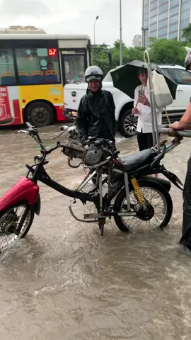 Mưa bão ae làm con xe này lướt sóng thì hết ý