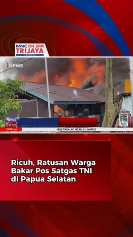 Ratusan warga Distrik Agats, Kabupaten Asmat, Papua Selatan, mengamuk dan membakar Pos Satgas Kewilayahan Yonif 123 Rajawali pada Sabtu 27 September 2025. Aksi massa ini diduga dipicu kemarahan warga atas tewasnya seorang pria yang ditembak oleh oknum anggota TNI. Menurut keterangan resmi dari Kapendam XVII/Cenderawasih, Kolonel Inf Candra Kurniawan, insiden bermula saat anggota Satgas Yonif 123 Rajawali berupaya menenangkan seorang warga yang sedang mabuk dan mengamuk, membahayakan warga lainnya. Namun, warga tersebut justru menyerang anggota TNI menggunakan senjata tajam. Kematian korban memicu kemarahan keluarga dan warga sekitar, yang kemudian melakukan pembakaran terhadap pos Satgas. Situasi sempat memanas hingga aparat gabungan TNI-Polri bersama tokoh agama dan masyarakat turun tangan untuk menenangkan dan membubarkan massa. #TNI #POLRI #Ricuh #PapuaSelatan #TrijayaFM