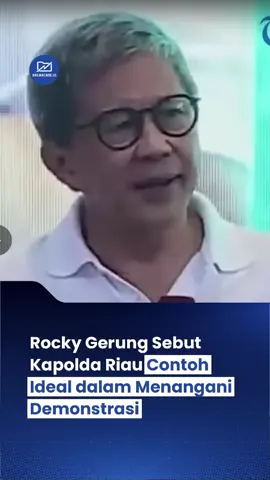 Rocky Gerung Sebut Kapolda Riau Contoh Ideal Menangani Demonstrasi “Jadi contohlah Kapolda Riau, bukan saya puji-puji tapi faktanya begitu. Dia menerima protes itu.” – Rocky Gerung Kutipan ini disampaikan Rocky Gerung dalam Dialog Publik Polri di Jakarta, saat memuji cara Kapolda Riau menangani demonstrasi Agustus 2025 dengan pendekatan humanis. Alih-alih menakut-nakuti dengan panser atau water cannon, Kapolda menyambut para demonstran sebagai pejuang aspirasi. Spanduk besar bertuliskan “Selamat Datang Para Pejuang Aspirasi” menjadi simbol demokrasi yang aman dan damai. Pendekatan ini menjaga hubungan harmonis antara polisi dan masyarakat—demonstrasi tetap berjalan lancar, tanpa kekerasan dan tanpa ketakutan.  Semoga contoh Kapolda Riau ini menjadi harapan baru reformasi Polri, di mana empati dan penghormatan terhadap masyarakat menjadi budaya kepolisian di seluruh Indonesia. #RockyGerung #KapoldaRiau #PolisiHumanis #DemoDamai #ReformasiPolri 