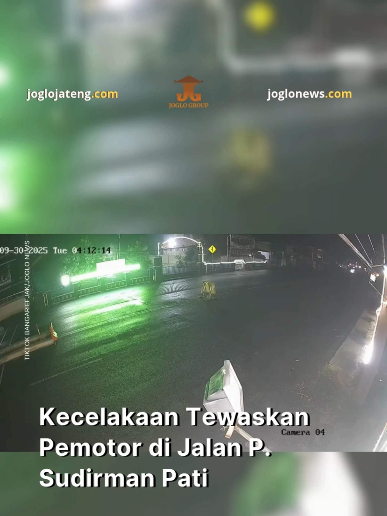 Kecelakaan lalu lintas kembali terjadi di jalur utama Jalan P. Sudirman, Kabupaten Pati. Selasa (30/9) dini hari sekitar pukul 04.12 WIB, seorang pengendara sepeda motor Honda PCX merah dengan nomor polisi K-5949-XA mengalami kecelakaan tunggal di Desa Margorejo, Kecamatan Margorejo. Berdasarkan informasi dari Polresta Pati, korban diketahui bernama Febri Aulana Romadon (26), warga Desa Wuwur, Kecamatan Gabus, Pati. Sepeda motor yang ia kendarai diduga melaju dengan kecepatan tinggi dan pengemudi kurang konsentrasi hingga oleng ke kanan, menabrak pembatas perbaikan jalan, lalu terjatuh. Akibat peristiwa tersebut, Febri mengalami cedera kepala berat dan sempat ditangani di RS KSH Pati, namun dinyatakan meninggal dunia. Bagaimana menurut kalian? Ditunggu ya komentarnya Video: Facebook Theofilus Iwan Arimatia/Joglo Jateng Berita selengkapnya baca di www.joglonews.com dan www.joglojateng.com #Kecelakaan #Korban #Tewas #Pati #JawaTengah #JogloJateng #jogloNews