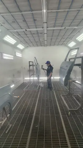 “Làm thợ sơn phải tỉ mỉ, kiên nhẫn, khéo tay – sơ suất một cái là… ăn hành ngay lập tức!” “Nghề thợ sơn: không chỉ cần tay nghề, mà còn cần cái tâm – vì chỉ một vết lỗi nhỏ, khách phát hiện là thợ xong phim liền!” “Thợ sơn không được phép ‘ẩu’ – một đường cọ sai, cả xe cả team… đều bị chửi cái rồi lại tiếp tục năn nỉ, Xin lỗi… rồi quay lại làm lại từ đầu :))