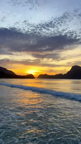 Perfect spot for sunset watching in El Nido. 🌅 #riobeach #sunsetinelnido #palawan #elnidopalawanphilippines #beachvibes 