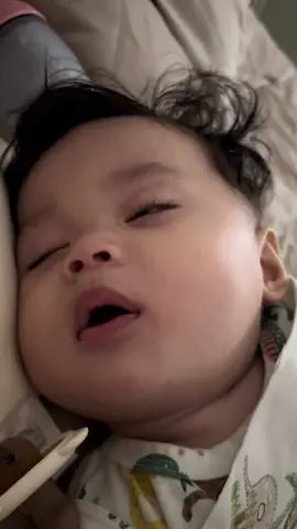 Kalau mulut terbuka tu, memang dah ke bulan la gibran. Hahaha. Mata tu buka, takut ibu tinggal 🤣 #gibran #fypage #8months #baby #babysleep 