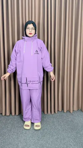 Jas hujan dari @AthenaOfficial.id dengan hoodie adjustable & karet pergelangan tangan yang bikin kamu tetap nyaman meski hujan deras 🌧️ #jashujan #jashujanmurah #mantol #jashujanhoodie #jashujandewasa 