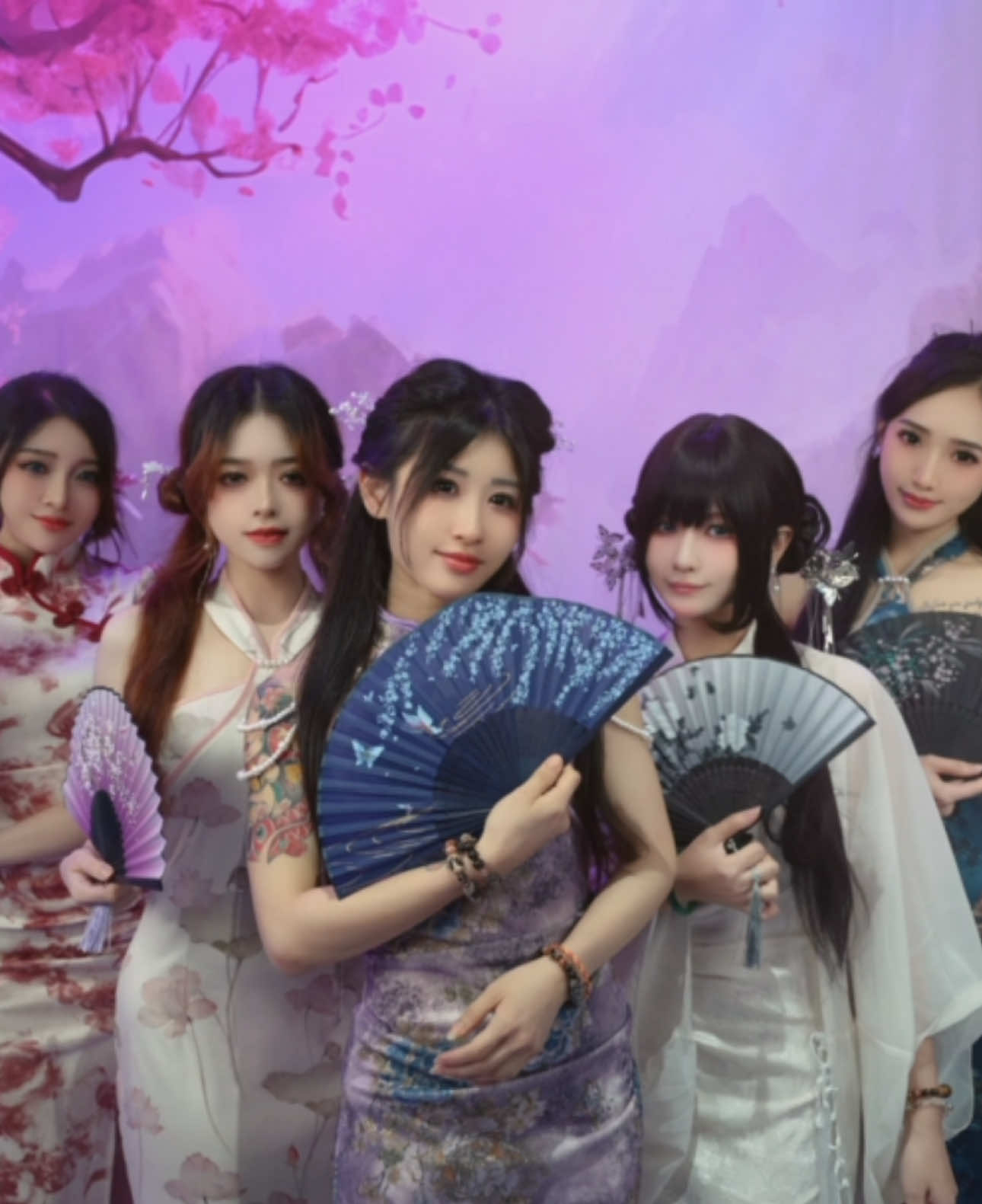 🌸【九月·古风之旅】🌸 九月的舞台，如同一卷缓缓铺开的画轴。女团踏歌而行，舞袖生风，把一份份心意寄予音律与舞姿之中。🎶 这一月，我们以古风为笔，以热爱为墨，每一场演绎，皆因你们的目光而熠熠生辉。💫 感谢所有一路支持的朋友们，你们的掌声与陪伴，是我们最珍贵的锦绣。💖 九月已成诗，十月将续写新章。愿未来的舞台，依旧有你们同行，共赏花灯共听歌。🌙✨ #starmuse#smnova888#tiktokmalaysia#女团#直播