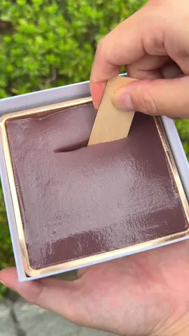 コロコロと可愛らしい見た目の白玉が名物！ 店名：甘味みつや 注文ごとに作られる白玉は温かいものと冷たいものから選べるスタイル。出来立てはもっちりとしていて弾力があり噛むほどにクセになる食感です！きな粉をまとった白玉にたっぷり黒蜜をかければ甘党にはたまらない至福の味わい！見た目も可愛らしく手軽に和の甘味を楽しめる一品です！ 浅草に店舗があり行列ができる人気店で今回特別にコラボ出店します！ 10/1〜10/7まで新宿高島屋の地下1F「cafeむにペこ」むにぐるめとはらぺこグルメ日記のコラボcafeで期間限定で食べられます！ 店舖：新宿高島屋 住所：東京都渋谷区千駄ヶ谷5-24-2 最寄り駅：新宿駅から徒歩1分 営業時間：10時半から 19時 #東京グルメ #tokyo #japanesefood The Cutest Mochi Dessert in Asakusa! Kanmi Mitsuya in Asakusa is famous for its freshly made shiratama dumplings, served hot or cold. They’re soft, chewy, and irresistible, topped with kinako and kuromitsu. Limited-time pop-up at Shinjuku Takashimaya Oct 1–7. #TokyoEats #TokyoDessert 