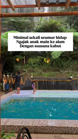 Minimal sekali seumur hidup, ajak anak main ke alam dengan suasana kabut. 🌲✨ Biar mereka ngerasain udara segar, suasana tenang, dan pengalaman yang nggak bisa didapet di kota. 👉 Kapan terakhir kamu ajak anak main di alam? #alam #staycation #campervan #puncak #kampungrimbapuncak #puncakbogor #campground #glamping #closetonature #kampungrimba