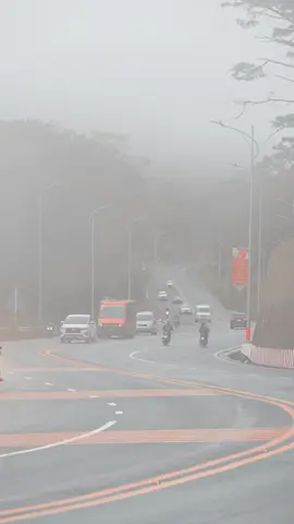 Khung cảnh này, bản nhạc này, lương 5 củ hay 50 củ cũng như nhau 🤫 #ongganhdalatchill #deoprenn #dalat #tramruaxeaetouring24h 