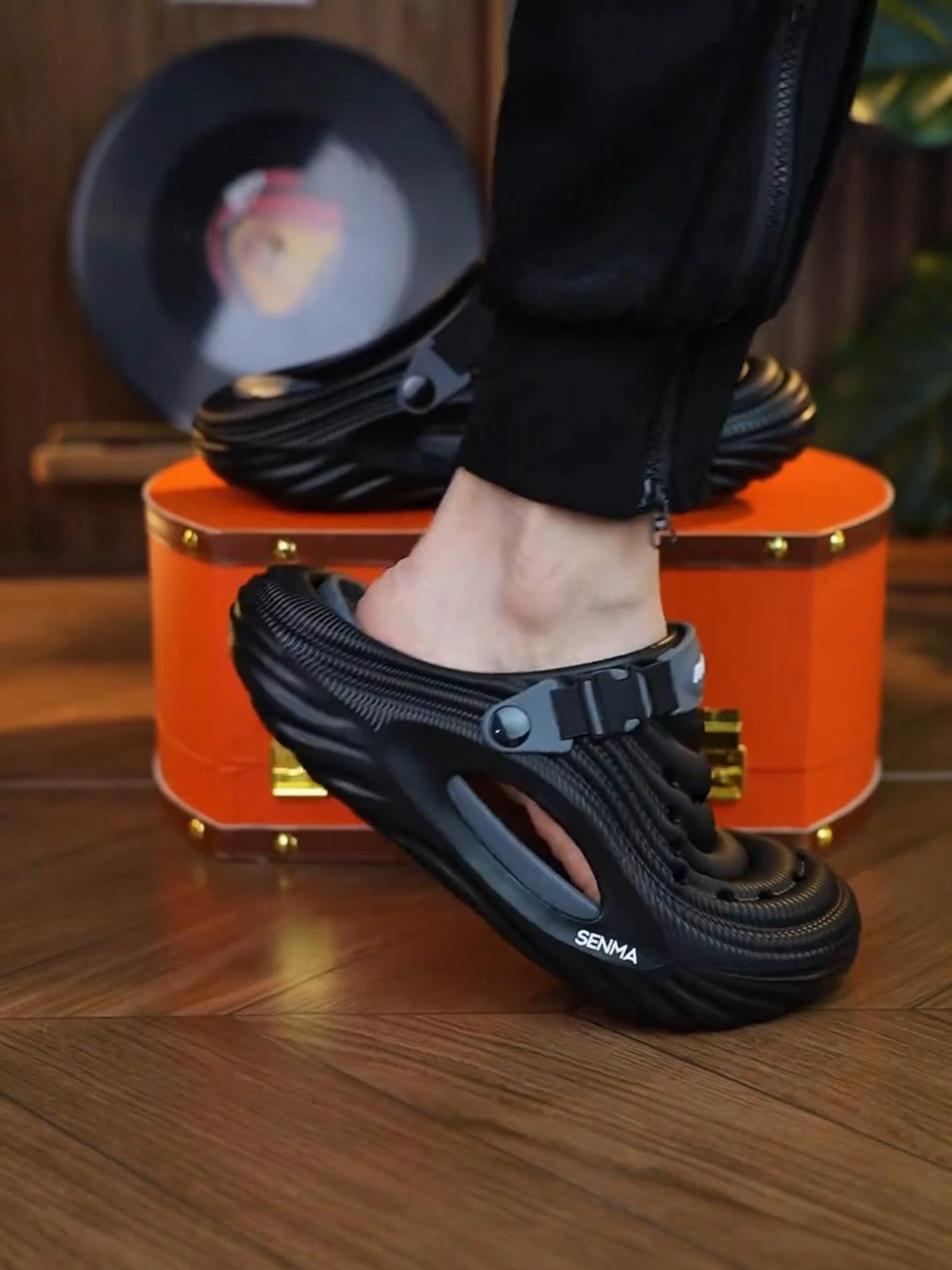 Ternyata para orang kaya memakai sandal ini. Sandal ini ringan, lembut, dan sangat menyerap keringat. Selain itu sandal ini sangat ringan di kaki, bahannya anti selip, tahan lama dan tidak mudah berubah bentuknya ataupun lecet. Sandal ini sangat populer akhir-akhir ini karna kulitasnya yang tinggi dan harganya tidak mahal. Ayo pesan sekarang juga!