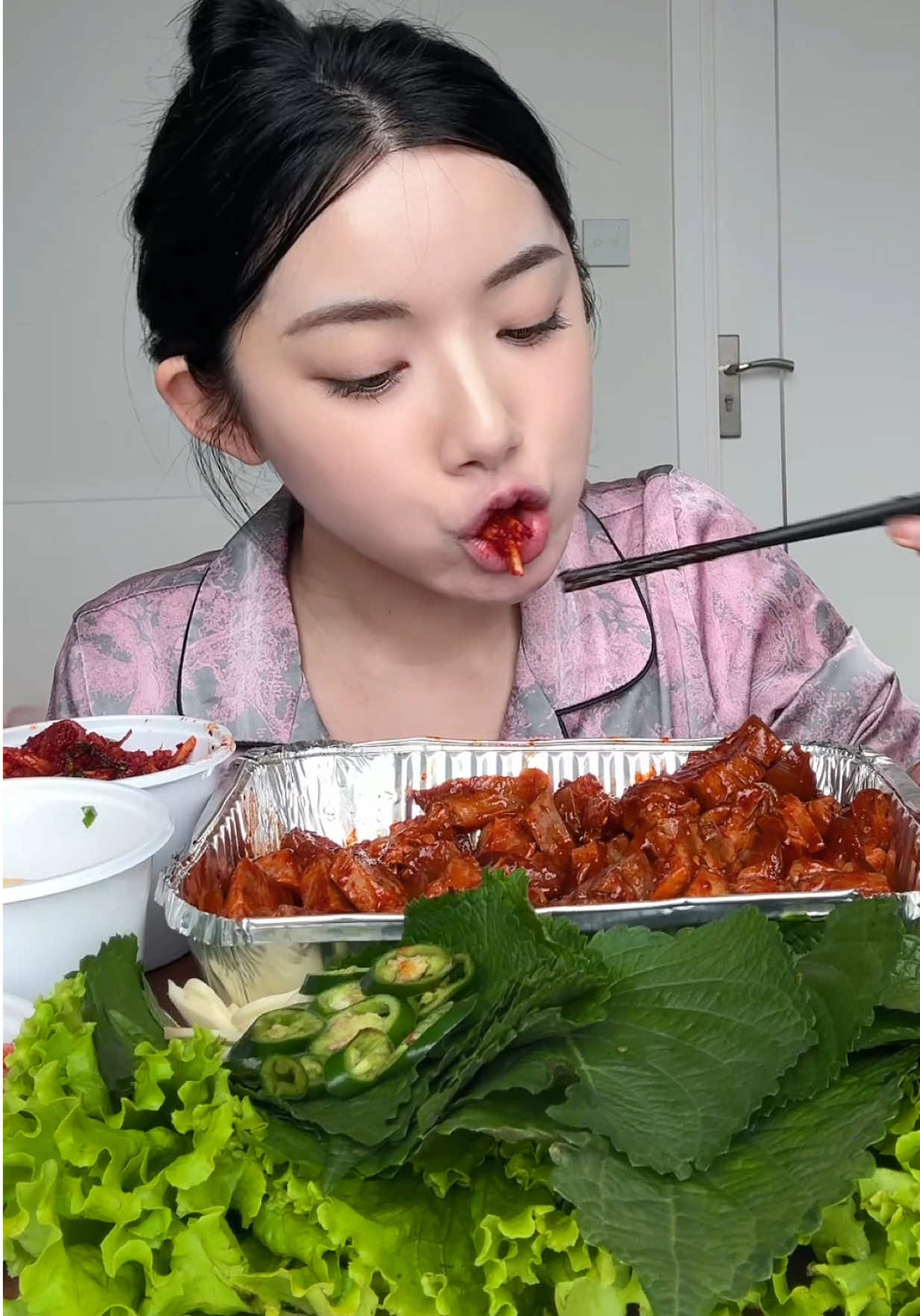 Mukbang chân giò hầm cay Hàn Quốc ngày mưa gió 😋🤤 #mukbang #asmr 
