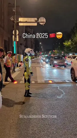 China kembali bikin dunia tercengang! 😲 Di tahun 2025, mereka mulai memperkenalkan robot traffic manager yang bertugas mengatur lalu lintas di jalan raya. Robot ini bukan sekadar pamer teknologi, tapi sudah diuji langsung di jalan perkotaan. Dengan kecerdasan buatan dan sistem sensor canggih, robot ini mampu menggantikan peran manusia dalam menjaga ketertiban lalu lintas, lebih konsisten, dan bekerja tanpa lelah. Meski masih berupa prototipe, jelas masa depan transportasi semakin dekat. Apakah robot akan benar-benar mengambil alih tugas polisi lalu lintas? 🚔➡️🤖 #China2025 #RobotTraffic #TeknologiMasaDepan #InovasiCanggih #FYP