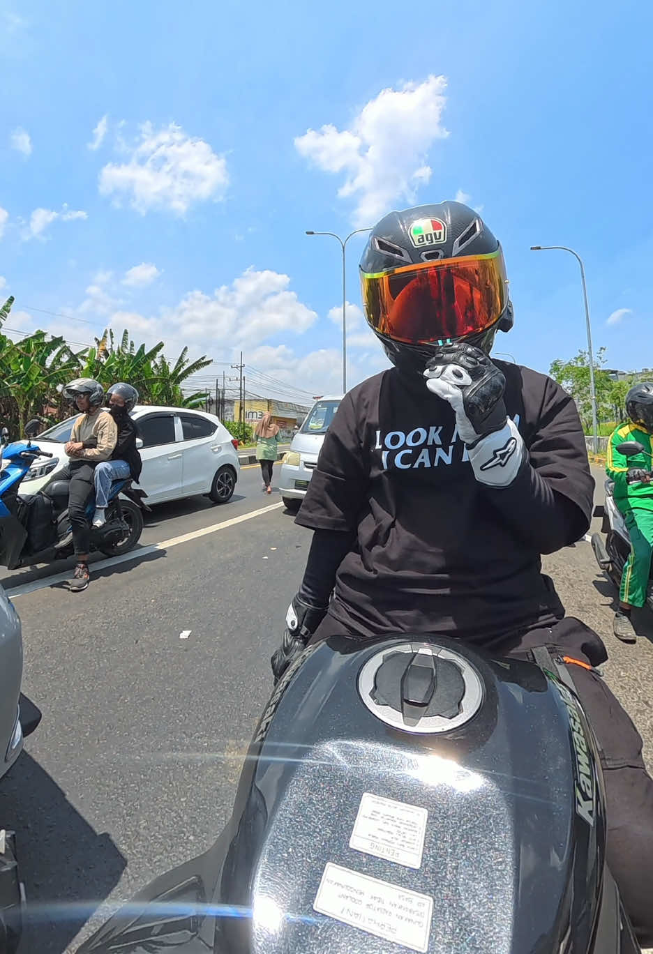 kira kira mas & mbak nya ngomongin apa ya? 😅