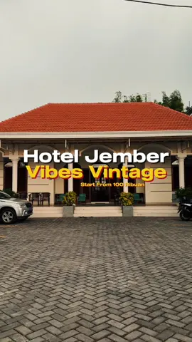 Rekomendasi hotel di pusat kota jember yang dekat dari setasiun jember, namanya: 📍Urban View Raden Mansion Jember Dengan harga mulai 100rban sudah bisa menginap disini. Untuk dapat harga lebih hemat bookingnya lewat aplikasi RedDoorz dengan pakai kode promo 