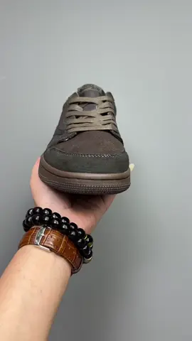 Air Jordan one low brown