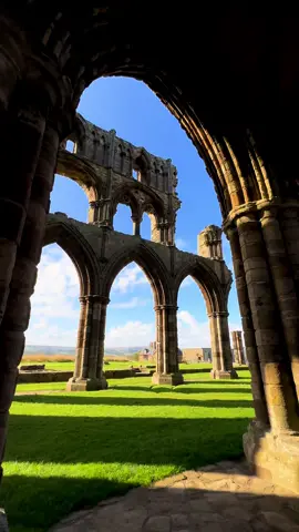 Whitby Abbey — the majestic ruins perched high on the cliffs overlooking the North Sea. The atmosphere is truly special: history blends with mystery, while the wind and crashing waves make you feel as if you’ve stepped into another era. 🌊🏰 A perfect place for a walk and some inspiration! #whitbyabbey #dracula #autumn2025 #northyorkshire 
