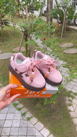 Đủ nhẹ nhàng chưa ạ #samba #gaukid #giaythethao #giaytreem