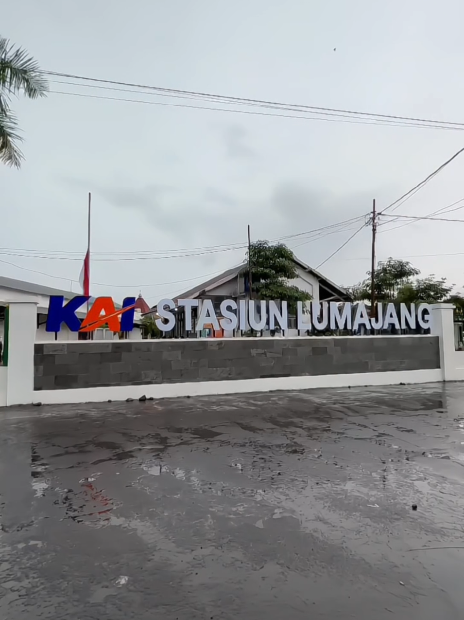Akhirnya Terpasang sudah Nama STASIUN LUMAJANG  diresmikan menjadi nama Stasiun Lumajang pada tanggal 10 Agustus 2025.  Semoga dengan perubahan nama / Branding  kedepannya semakin memperkuat identitas Lumajang di tingkat nasional, meningkatkan promosi sektor pariwisata dan memperkuat perekonomian lokal Lumajang.  #stasiunklakah #stasiunlumajang #klakah #lumajang 