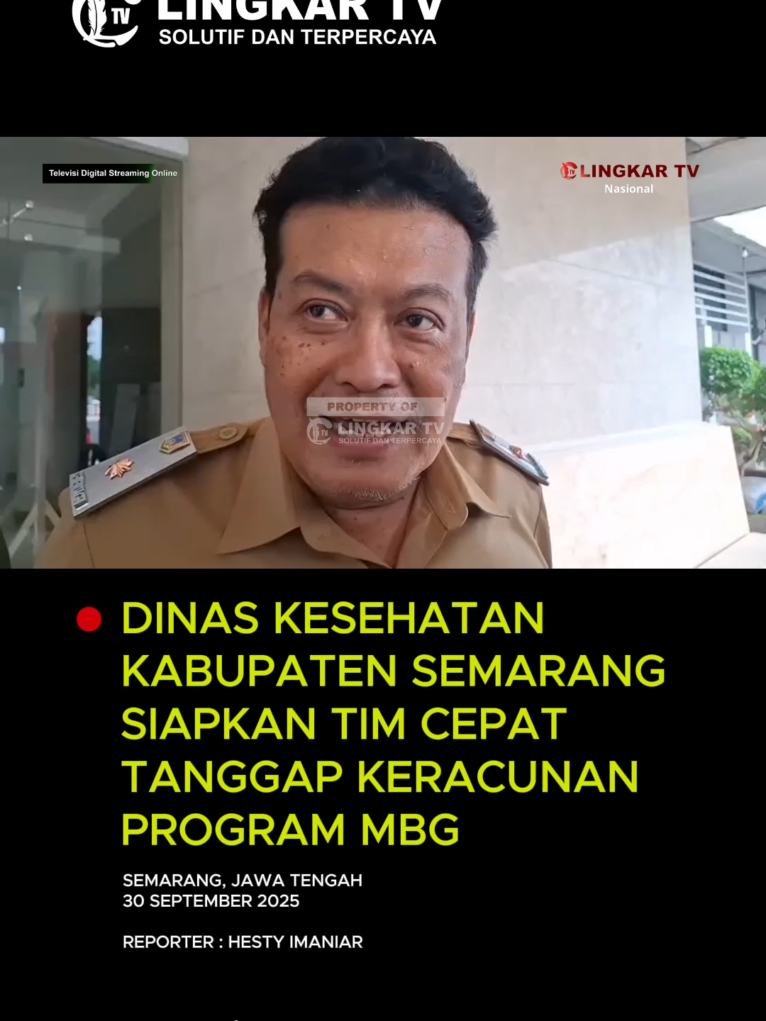 Dinas Kesehatan Kabupaten Semarang Siapkan Tim Cepat Tanggap Keracunan Program MBG Semarang, 30 September 2025 – Dinas Kesehatan (Dinkes) Kabupaten Semarang memastikan telah menyiapkan langkah antisipasi sebelum pelaksanaan program Makan Bergizi Gratis (MBG). Salah satunya adalah pembentukan Tim Cepat Keracunan yang siap turun ke lapangan dalam waktu singkat apabila terjadi kejadian luar biasa. “Sejak awal kami sudah membentuk tim cepat keracunan. Tadi, hanya dalam waktu 10 menit tim sudah sampai di lapangan,” ujar perwakilan Dinkes Kabupaten Semarang. Dalam insiden yang terjadi baru-baru ini, tercatat 20 korban mengalami gejala mual dan muntah. Berkat penanganan cepat, seluruh korban sudah diperbolehkan pulang pada hari yang sama. Satu orang sempat dibawa ke RS Hermina atas permintaan keluarga karena faktor kekhawatiran, namun kini juga sudah kembali ke rumah. Dinkes Kabupaten Semarang juga telah melaporkan kasus ini kepada Balai Besar Pengawas Obat dan Makanan (BGN) untuk dilakukan evaluasi menyeluruh. “Tindak lanjut penghentian sementara program MBG bukan ranah kami, melainkan menjadi kewenangan BGN. Kami hanya melaporkan hasil temuan dan melakukan penanganan di lapangan,” tambahnya. Hasil evaluasi dari BGN akan segera disampaikan kepada pemerintah daerah untuk menjadi dasar pengambilan keputusan terkait kelanjutan program MBG di Kabupaten Semarang. #berita #mbg #semarang #keracunan #jateng