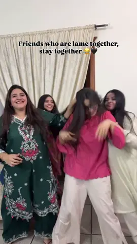 Tmharay hotay hoon gay normal friends, mere to ayse hain 😂😭