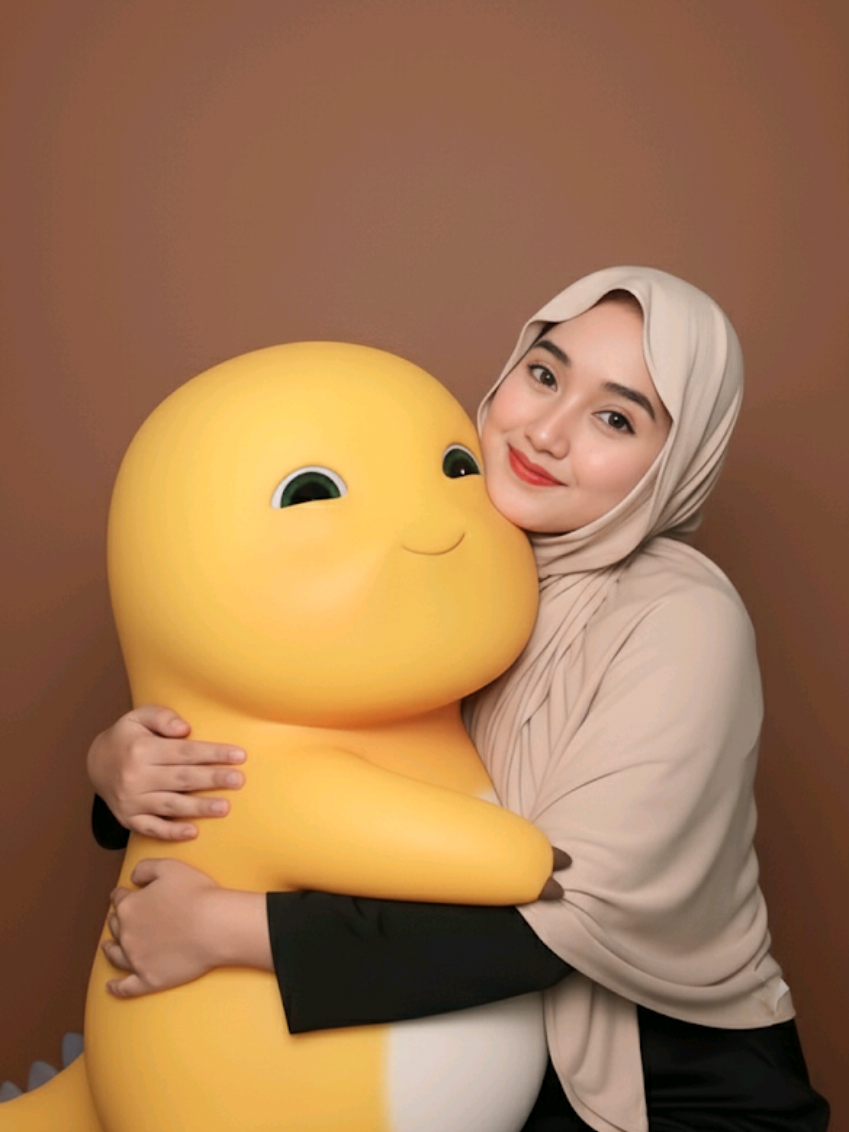 promt : edit fotoku dengan karakter animasi ini dan animasinya besar seukuran orang nya, jadikan 1 foto 9:16 ala photobooth latar belakang coklat, dengan pose lucu, wajahku tetap asli tanpa diubah #capcut #nailong #ai #prompt 