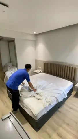 Making bed tutorial #makingbed #fyp #housekeeping #roomattendant 