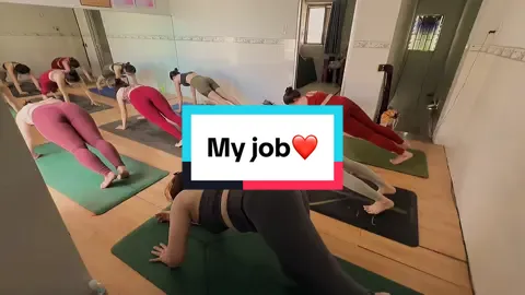 Công việc của tôi mỗi ngày: ✨ Thức dậy sớm, trải thảm, chào đón những gương mặt quen thuộc. ✨ La một chút, chỉnh một chút, rồi cười thật nhiều. Yoga dạy tôi rằng: công việc chỉ thật sự ý nghĩa khi mình chạm được vào trái tim của người khác. 💛#yoga #cothaoyoga #truyencamhung #cungcothaochinhphuc #myjob 
