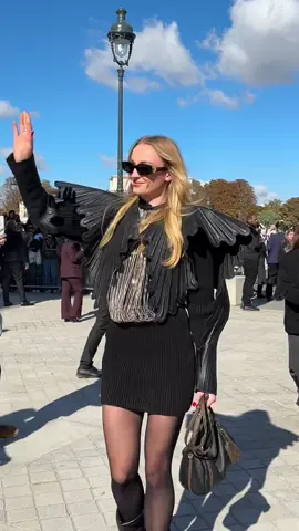 #SophieTurner au défilé @Louis Vuitton pour la #ParisFashionWeek 