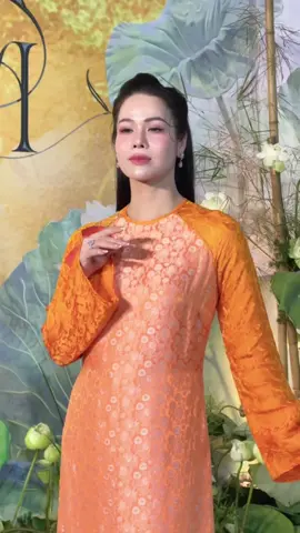 Bắt trọn nhan sắc “chim sa cá lặn” của Nhật Kim Anh tại Show Lụa Là Trà Hoa  #lualatrahoa #nhatkimanh #lauracoffee #xuhuong 