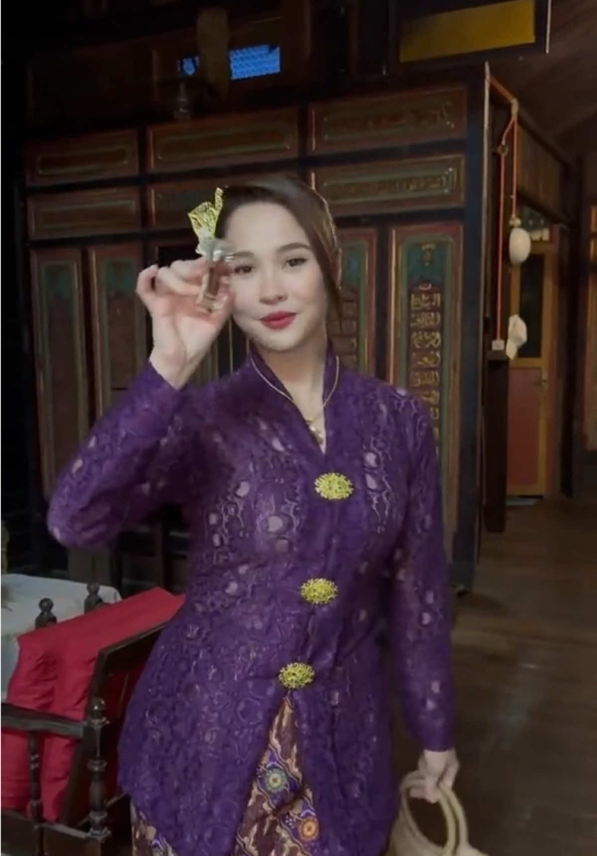 Inilah rahsia perfume Emma selalu pakai ✨ Cuba korang teka, berapa harga perfume Szindore ni? Kenapa pilih perfume mahal-mahal bila ada yang murah & tahan lama?   Kalau keluar santai, Emma akan pilih Goddess Berry – vanilla, lavendar & playful vibes.  Bila tengah shooting, Emma akan pakai Valencia Donna – bold, elegant & full of confidence. Get yours now! @SZINDORE WOMEN PERFUME 🛍️