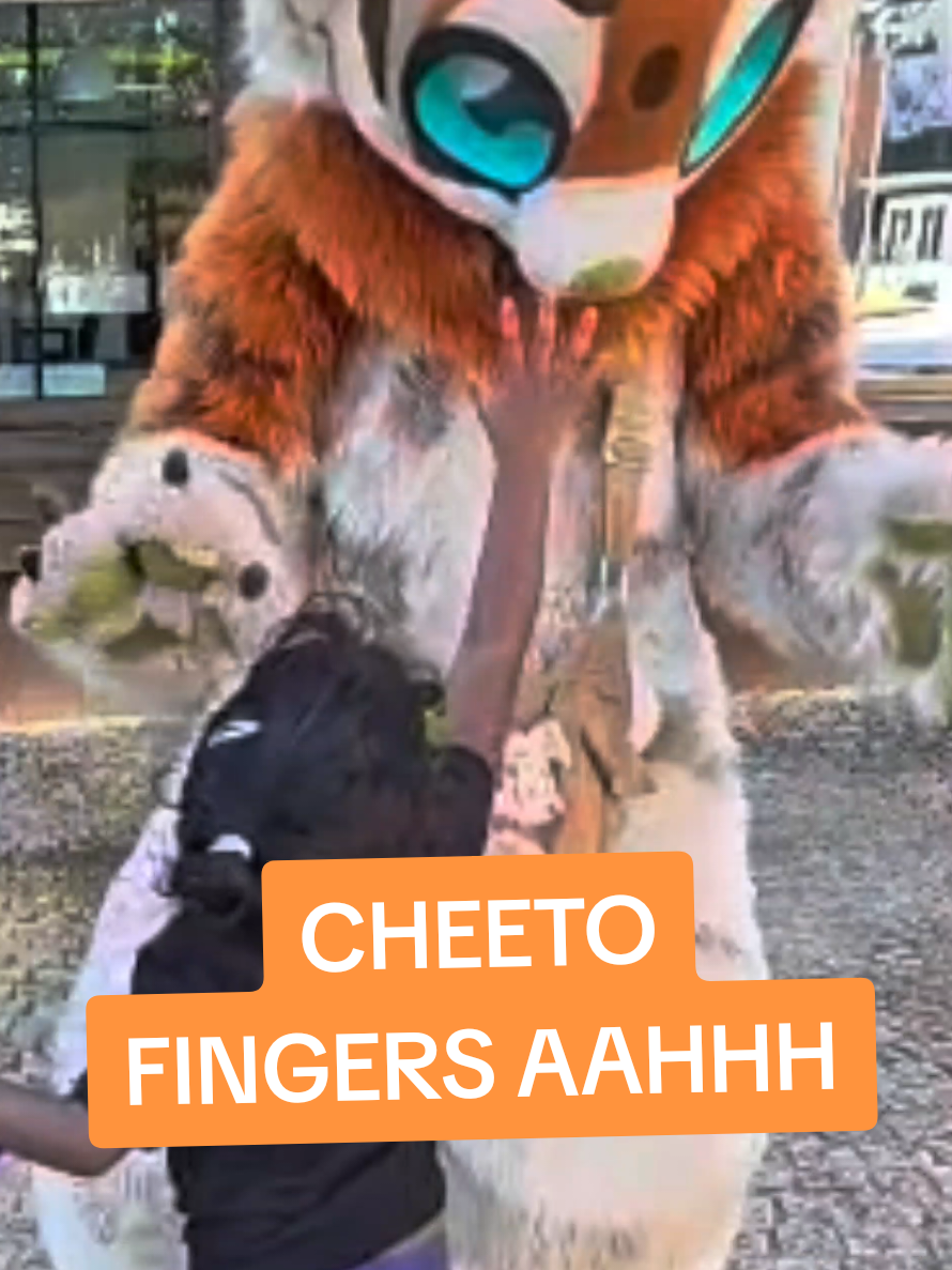 GENUINELY WHAT DO YOU DO IN THIS SITUATION????? #fursuit #fursuiter #teessidecomiccon #furrytiktok  #furry