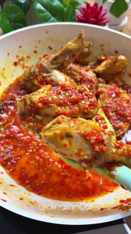 Pedes tapi nagih 🥶🥵 Yg jago makan pedas kuy cobain juga dirumah ✨ Ayam Bledhek Bahan : 650gr Daging ayam (Marinasi sebentar pakai bumbu instan / garam dan jeruk nipis ) 2lbr Daun salam 3lbr Daun jeruk Garam , Gula pasir dan Kaldu bubuk sesuai selera 2sdm Saos tiram 150ml Air / secukupnya  Haluskan : 10 Bawang merah 6 Bawang putih 20 Cabe rawit merah 10 Cabe merah 2cm Jahe Cara masaknya simak divideo ya  🫕 cookware by @gohappyofficialstore @valryofficial VALRY ELEGANY WOK PAN 28 cm Panci Wok Pan Anti Lengket Untuk Masakan Mewah ✅Ketebalan 3mili ( 2x lipat lebih tebal dr panci lain) ✅Gagang terbuat dari bakelite ✅Lapisan anti lengket white marble ✅3 Food grade tidak mengandung bahan kimia ✅Ringan mudah-digunakan ✅Tidak meninggalkan bau pada makanan ✅MOTIF garis mewah #ayambledek #ayam #reseptiktok #panciantilengket #fyp 