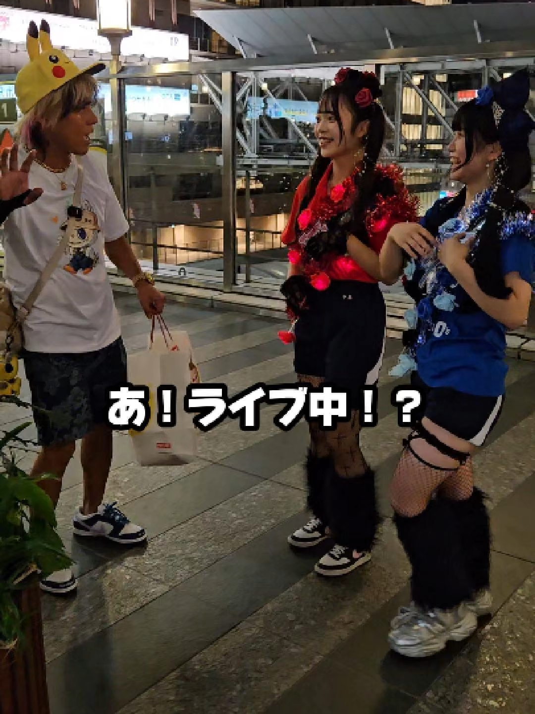 大阪駅にいた体育祭終わりのJKにラブブ配りました。 @landb_osaka もフォローしてね。 #ピカチュウ会長 #you会長 #ラブブ #大阪 #labubu