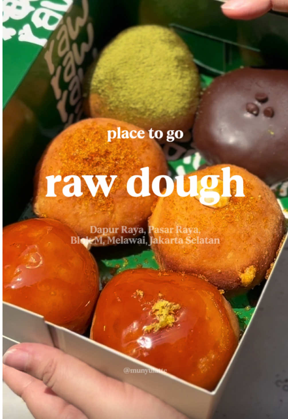 🍩 Warga Blok M, hidden gem baru lagi muncul di Dapuraya: Donat Ubi! ✨ Teksturnya chewy, moist, ga berminyak sama sekali — topping & fillingnya juga generous banget. Varian favoritku jatuh ke Matcha BOSSS 🍵🔥, tapi ada juga Crème Brûlée si donat kaca 🤩, Earl Grey buat anak zen ✨, dan Chocolate yang balance banget. ✨ Plus ada promo grand opening diskon 10%! 👉 Tim mana kalian? Matcha, Crème Brûlée, atau Cream Cheese? 📍@raw dough melted donut  #placetogo #blokm #donatviral #donat #rekomendasijajan 