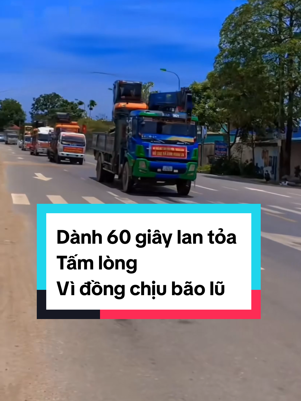 Lan tỏa video vì đồng bào trong vùng lũ lúc này những người lái xe được tôn vinh thực sự #mientrung #cuutro #laixetai #baolu 