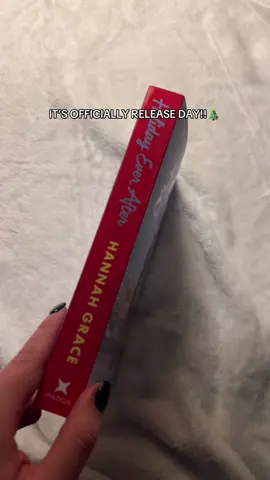 IT’S HERE!!🎄🎄🎄 #holidayeverafter #smalltownromance #hannahgrace #holidayromance #BookTok 