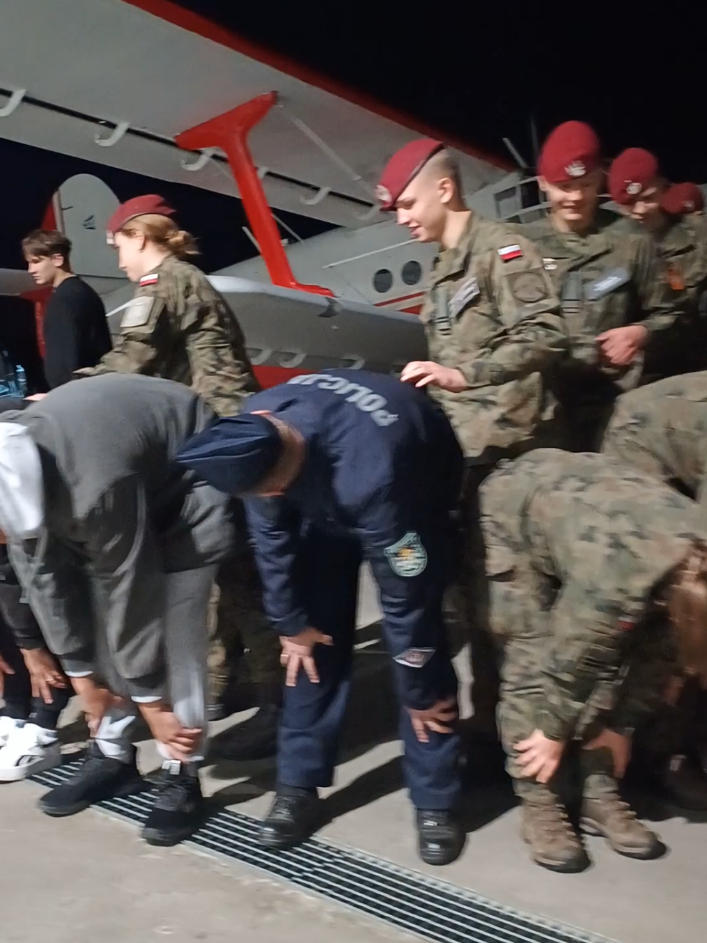 Laszowanie - pasowanie na skoczka podczas LVIII edycji zdobywania odznaki Skoczka Spadochronowego Służb Ochrony  #skoczekspadochronowysłużbochrony #ssso #desant #airborne #odznakassso 