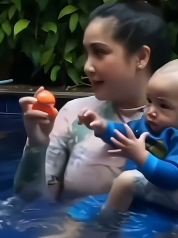 ngajarin buah hati berenang😊 #nagitaslavina #nagitalovers #nagitaslavinaftraffiahmad 