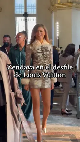 Alerta a todas las unidades: #Zendaya ya está en el desfile de @Louis Vuitton. Y por supuesto que lleva un lookazo ✨ #louisvuitton #PFW #modaentiktok #desfiles 