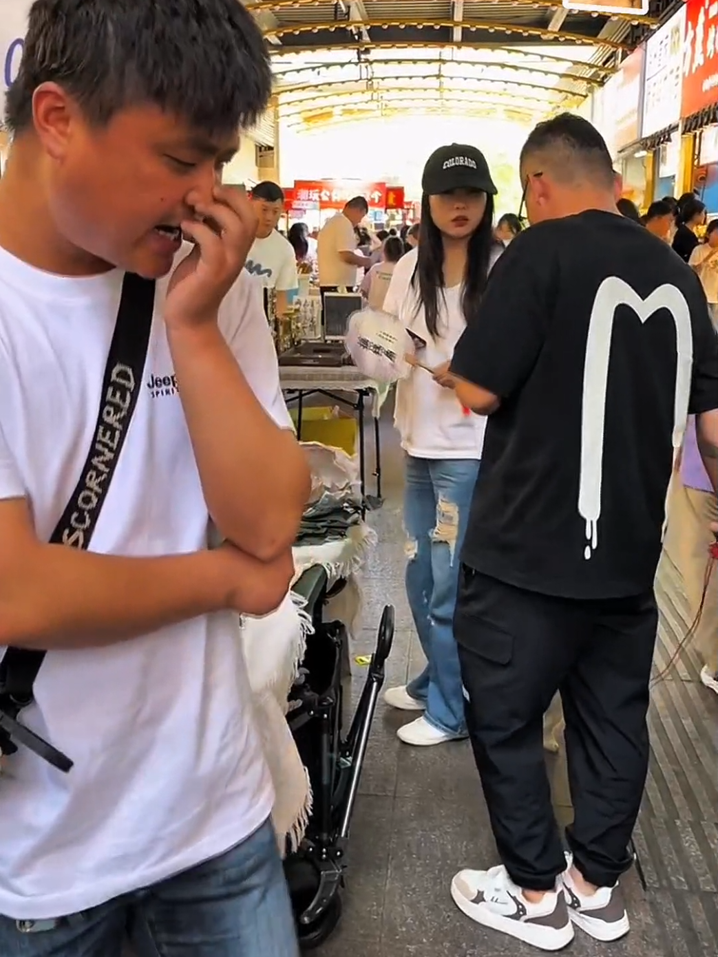 Dieser Chinese hat gerade bewiesen, dass er ALLES kann 😂🐶 Von verrückten Streichen bis zu schockierenden Skills – ein wirklich talentierter Mann! #FunnyDogVideo #PrankWithDogs #AnimalComedy #PrankWithDogs 