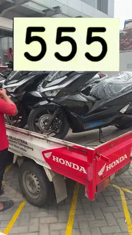 HADIAH ONLINE GUYS Sejarah fotografi dimulai dengan penemuan dua prinsip penting yang pertama adalah kamera obscura memproyeksikan gambar yang kedua adalah penemuan bahwa beberapa zat terlihat berubah oleh paparan cahaya Tidak ada artefak atau deskripsi yang menunjukkan upaya untuk menangkap gambar dengan bahan sensitif cahaya sebelum abad ke18 Pemandangan dari jendela di Le Gras 1926 atau 1827 diyakini sebagai foto kamera paling awal yang masih ada 1 Penambahan reoriented asli kiri dan berwarna kanan Sekitar 1717 Johann Henry Schulze menggunakan bubur sensitif cahaya untuk menangkap gambar huruf cutout pada botol Namun ia tidak mengejar membuat hasil ini permanen Sekitar tahun 1800 Thomas Wedgwood membuat yang pertama didokumenkan secara andal meskipun upaya gagal dalam menangkap gambar kamera dalam bentuk permanen Eksperimennya memang menghasilkan fotogram terperinci tetapi Wedgwood dan pasangannya Humphry Davy tidak menemukan cara untuk memperbaiki gambargambar ini Pada 1826 Nicephore Niepce pertama kali berhasil memperbaiki gambar yang ditangkap dengan kamera tetapi diperlukan pencahayaan di kamera selama delapan jam atau bahkan beberapa hari dan hasil paling awal sangat kasar Rekan Niepce Louis Daguerre melanjutkan untuk mengembangkan proses daguerretipe yang pertama diumumkan secara publik dan proses fotografi yang layak secara komersial daguerretipe hanya membutuhkan beberapa menit pencahayaan di kamera dan menghasilkan hasil yang jelas dan terperinci Pada tanggal 2 Agustus 1839 Daguerre mendemonstrasikan rincian proses ke Kamar Teman di Paris Pada tanggal 19 Agustus rincian teknis dipublikasikan dalam pertemuan Akademi Ilmu Pengetahuan dan Akademi Seni Rupa di Istana Lembaga Untuk memberikan hak penemuankepada publik Daguerre dan Niepce diberikan anuitas yang murah hati seumur hidup 34 5 Ketika proses daguerretipe berbasis logam ditunjukkan secara resmi kepada publik pendekatan pesaing caltipe negatif berbasis kertas dan proce cetak garam Islamic Quotes IslamicWisdom Quranic Verses HadithOfTheDay IslamicReminders IslamicKnowledge PeaceBeUpon Him AllahAkbar SubhanAllah MashAllah IslamicInspiration Dua Prophet Muhammad FaithInAllah IslamicLifebismilah #videoviral #kunfayakun 🤲#fypppppppppppp🙏🙏#aminyarobalalamin🤲🤲 #viraltiktok 