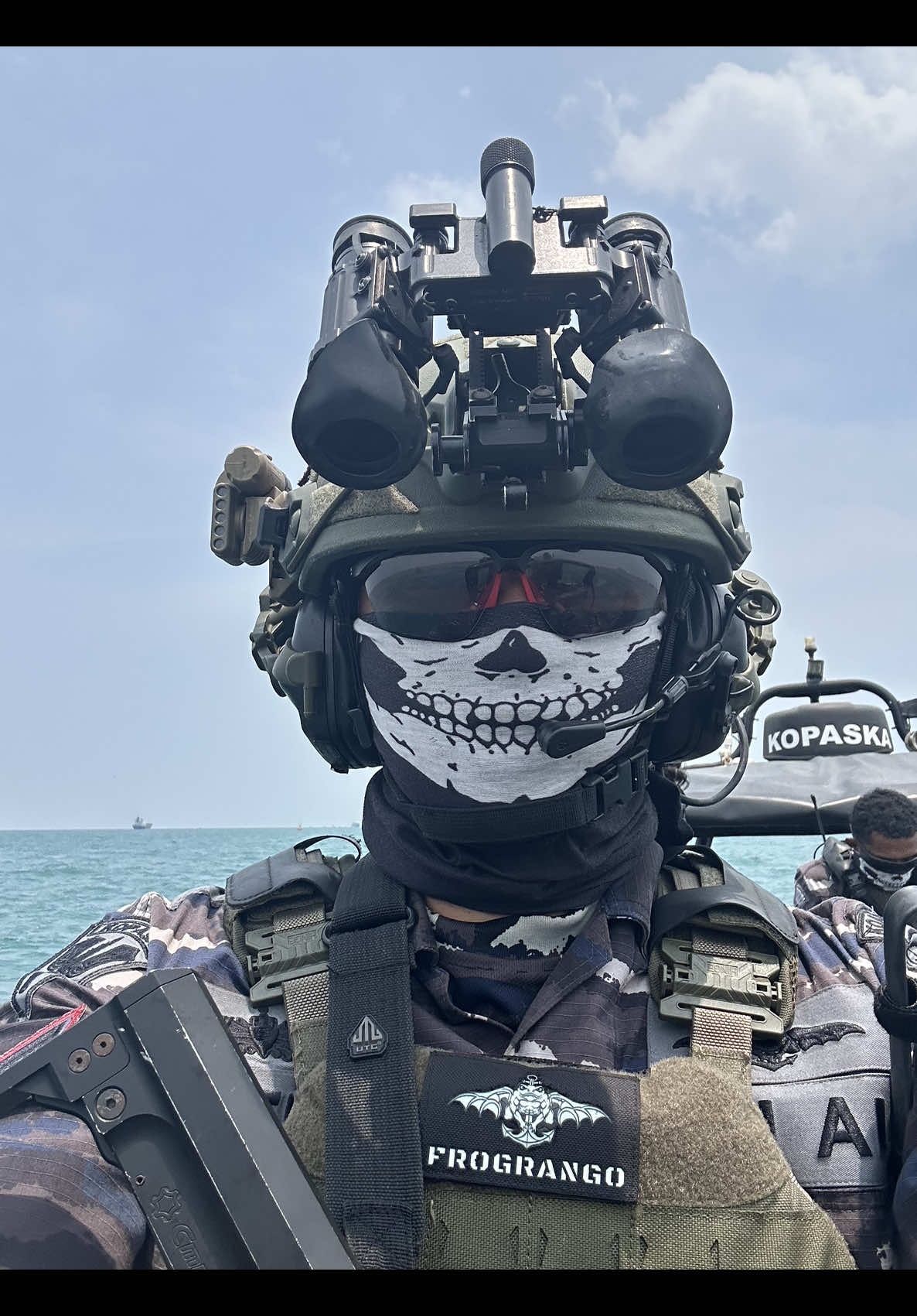 WARNA BARET BISA KAU TIRU… WARNA LORENG BISA KAU AMBIL… CIRIKHAS TENGKORAK BISA KAU CONTOH… TUGASMU ADALAH TUGASKU!!! TAPI TUGASKU BUKAN TUGASMU Hello genk !!! KOPASKA . . . #tni #kopaska #indonesia #frogman #team 