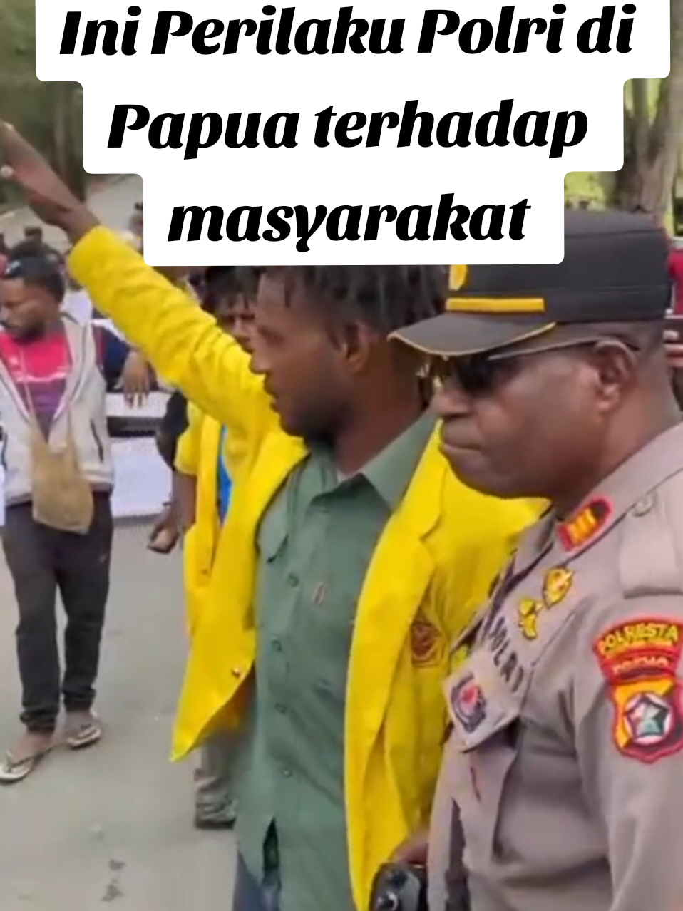 Ini perilaku polisi di Papua terhadap masyarakat dan mahasiswa, (Bugkam Ruang Demokrasi) #Breakingnews #polisipapua #polri #viral #Indonesia 