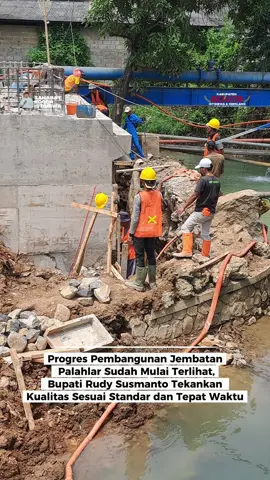 Progres Pembangunan Jembatan Palahlar Sudah Mulai Terlihat, Bupati Rudy Susmanto Tekankan Kualitas Sesuai Standar dan Tepat Waktu Halo Sahabat Bogor Istimewa Pembangunan Jembatan Palahlar atau Cibarengkok yang menghubungkan ruas Jalan Klapanunggal–Cipeucang terus menunjukkan progres positif.  Hingga akhir September 2025, proyek yang mulai dikerjakan pada akhir Agustus ini struktur jembatan sudah mulai terlihat. Pengerjaan berlangsung sesuai jadwal dan ditargetkan selesai pada akhir Desember 2025.  Dinas Pekerjaan Umum dan Penataan Ruang (DPUPR) Kabupaten Bogor bersama kontraktor pelaksana terus mengawasi kualitas dan keselamatan pekerjaan di lapangan. Sementara itu, arus lalu lintas kendaraan roda empat dan lebih masih dialihkan melalui jalur alternatif Goa Lalai.  Untuk kendaraan roda dua, jembatan darurat yang dibangun secara swadaya oleh Pemerintah Desa Klapanunggal bersama warga setempat masih berfungsi sebagai jalur sementara. Bupati Bogor, Rudy Susmanto, menyampaikan apresiasi kepada masyarakat atas kesabaran dan dukungan selama proses pembangunan berlangsung. Ia juga menekankan pentingnya pengawasan berkala agar pembangunan jembatan berjalan sesuai standar dan selesai tepat waktu. Salam Bogor Istimewa Kuta Udaya Wangsa #bupatibogor #rudysusmanto #bogoristimewa #KutaUdayaWangsa