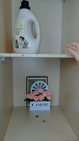 If you don’t want to drill holes in the cabinet to install partitions, you can use this partition support. It is very good for being firmly glued and bearing weight. You can also use it to repair broken ones! #partitionholder #cabinet