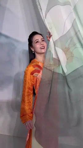 Nhật Kim Anh trong show Lụa Là Trà Hoa#lauracoffee #nhatkimanh 