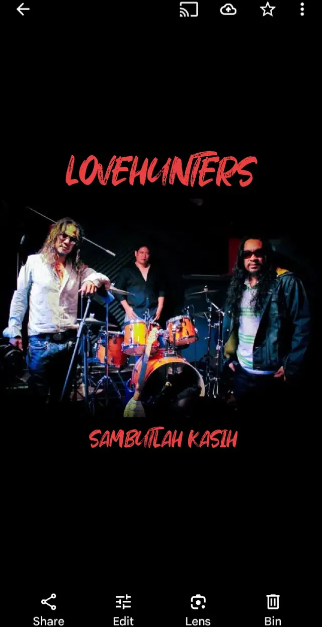Kumpulan Lovehunters merupakan sebuah kumpulan pemuzik dan penyanyi yang aktif berasal dari Singapura yang pernah mewarnai persada muzik rock di era 80-an dan 90-an. Yazid merupakan vokalis utama dan pemain bas untuk kumpulan Lovehunters. kumpulan ini juga turut disertai oleh dua orang anggota mereka yang berbakat. iaitu Maliano sebagai pemain gitar dan Saharuddin sebagai pemain drum. Kumpulan ini mencipta sejarah menerusi enam buah album penuh yang terdiri daripada. - Sehari Dalam Hidup  [ 1987 ] - Realiti [ 1989 ] - Blues  Untuk Rakyat [ 1991 ] - Terima Kasih [ 1993 ] - Lovehunters [ 1994 ] - Kembali [ 1999 ] Tidak hanya itu, mereka juga dapat menghasilkan album Kompilasi Ikhlas pada tahun 2004 dan album live, Lovehunters : live at Esplanade [ 2011 ]. #sambutlahkasih  #sambutlahkasihkulovehunters  #lovehunters  #yazidlovehunters  #lagurockduludulu  #rock8090an🎸  #laguslowrock  #rockkapak 