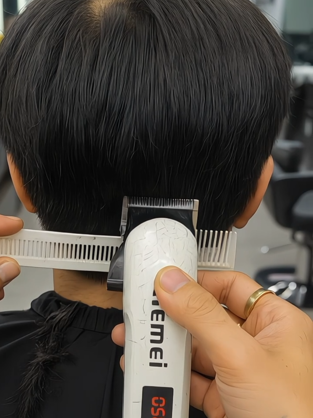 Tông Đơ Cắt Tóc Gia Đình 809A cắt 4 in 1, phu hợp cho trẻ em và nam giới, chấn viền, có màn hình led hiển thị mức pin, lưỡi cắt sắc bén đã mài chuốt, tông đơ căt tóc nam, tông đơ cạo lông thú cưng, máy cắt tóc chuyên nghiệp, cắt tóc tại nhà, tông đơ không dây #locseo23 #tongdo #tongdocattoc #tongdocattocgiadinh #tongdotialongchomeo 