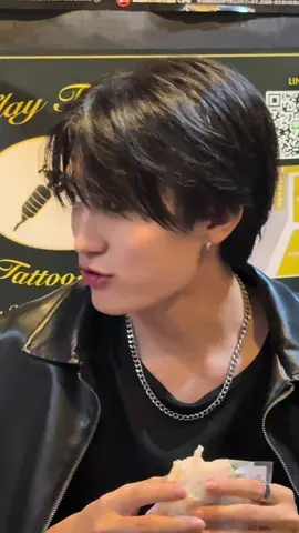 今日の夜ご飯隠し撮りされた🙄 有言実行して食事制限してるよ⁡😋✨️ みんなに教えてもらったゆで卵コロコロ作戦成功🥚✌️ チョコは食べてないよ！ほんとに！！💦 #05 #Vlog ⁡#おすすめ 