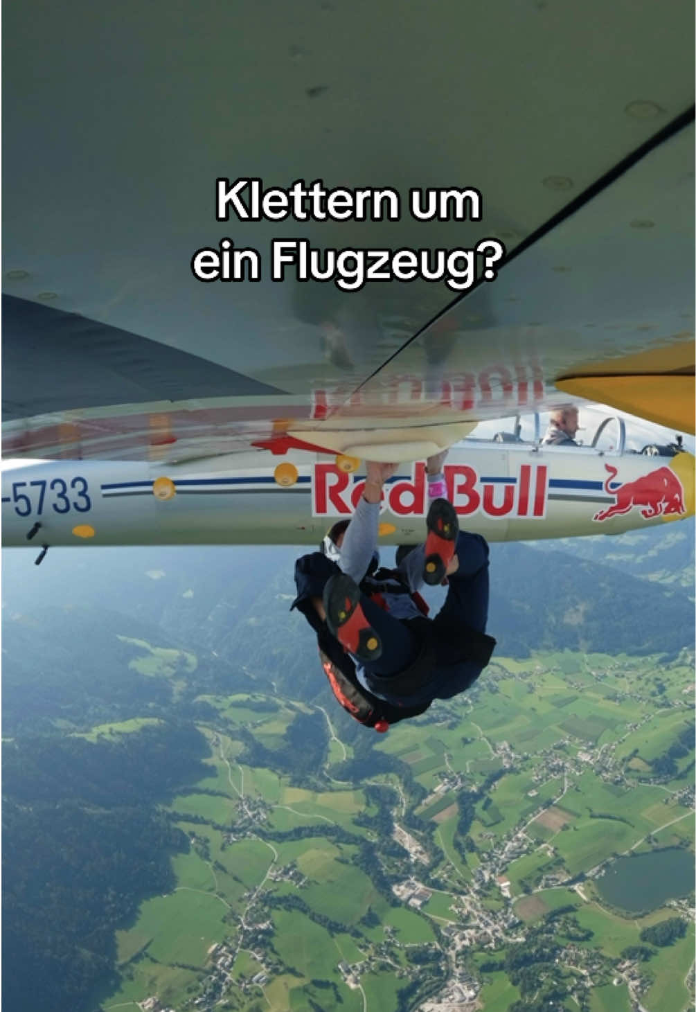 Höhenangst? Kennt Domen Skofic nicht! ✈️ 🧗‍♂️ Hinter dem Stunt steckt noch viel mehr 👉 Die ganze Story findest du jetzt auf YouTube - LINK IN BIO 🔗 #redbull #verleihtflügel #planeclimb #klettern #climbing 