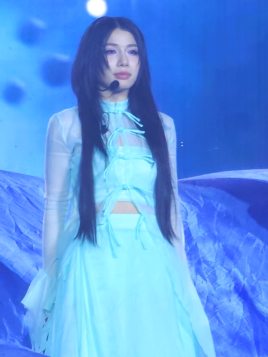 Chiếc ending fairy đẹp nhất tui từng quay. Sao mà con bé lại đẹp nhẹ nhàng tinh khôi đến như thế!  Thêm quả nhạc nền Tomoe thì bạch nguyệt quang quá chừng luôn 😭 #lyhan #emxinhsayhiconcert 